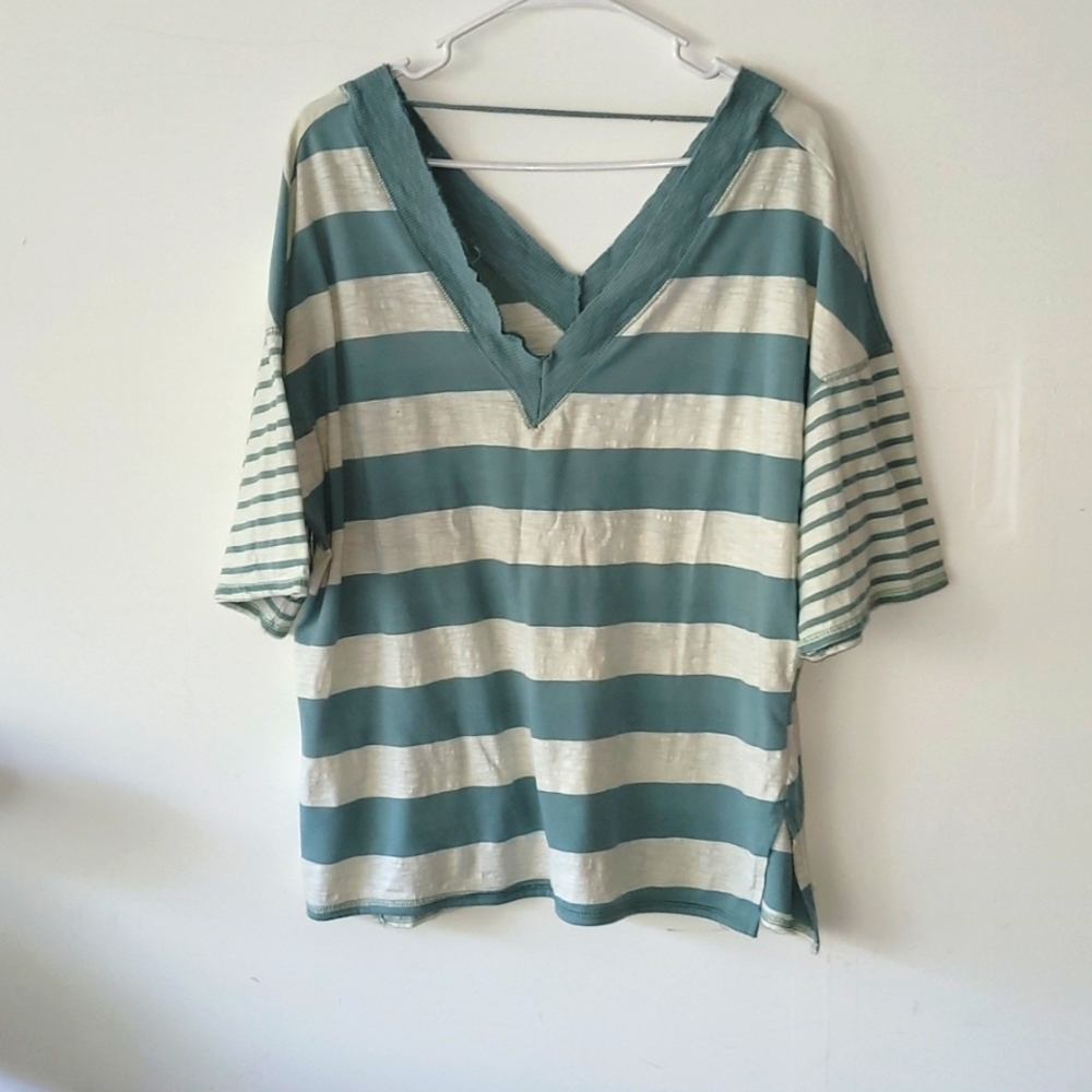 Women's sz large day trip v neck top. Can be worn off shoulder. Super cute!!!